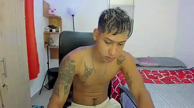 Snapshot of slim_master12 chatting on March 18, 2025, 10:57 am slim master12 online show from March 18, 2025, 10:57 am