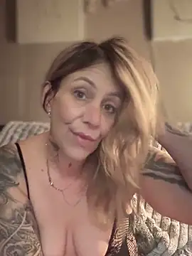 Snapshot of blondebitch2 chatting on March 8, 2025, 12:22 am blondebitch2 online show from March 8, 2025, 12:22 am