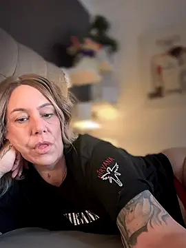 Snapshot of blondebitch2 chatting on November 16, 2025, 11:16 am blondebitch2 online show from November 16, 2025, 11:16 am