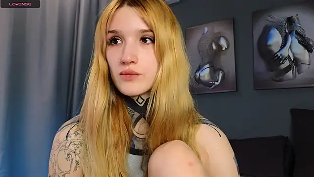 Snapshot of SophieInkk chatting on March 3, 2025, 9:05 pm SophieInkk online show from March 3, 2025, 9:05 pm