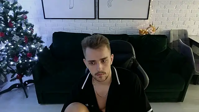 Snapshot of Larstar01 chatting on December 5, 2024, 3:37 am Larstar01 online show from December 5, 2024, 3:37 am