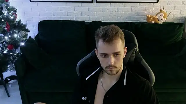 Snapshot of Larstar01 chatting on December 6, 2024, 4:36 am Larstar01 online show from December 6, 2024, 4:36 am