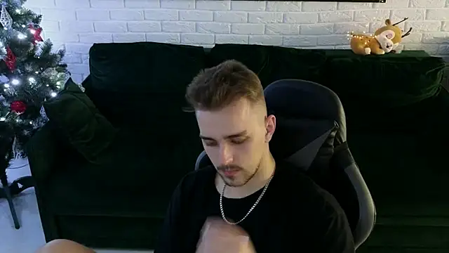 Snapshot of Larstar01 chatting on December 19, 2024, 5:40 am Larstar01 online show from December 19, 2024, 5:40 am