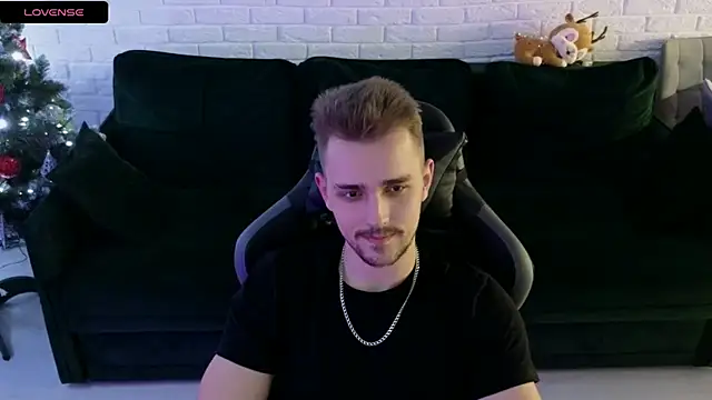 Snapshot of Larstar01 chatting on December 28, 2024, 2:43 am Larstar01 online show from December 28, 2024, 2:43 am