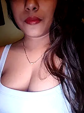 Snapshot of sexyindi_couple chatting on December 29, 2024, 2:10 pm sexyindi couple online show from December 29, 2024, 2:10 pm