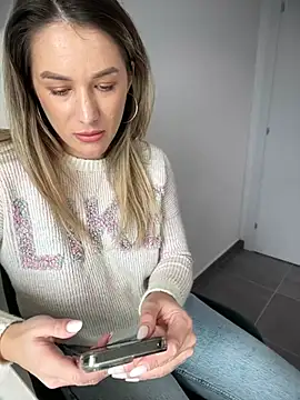 Snapshot of HotXMom chatting on January 6, 2025, 10:35 am HotXMom online show from January 6, 2025, 10:35 am