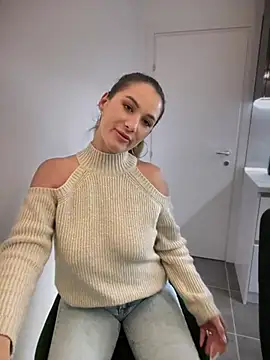 Snapshot of HotXMom chatting on January 11, 2025, 4:46 pm HotXMom online show from January 11, 2025, 4:46 pm