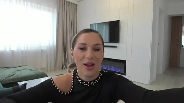 Snapshot of HotXMom chatting on January 18, 2025, 7:49 am HotXMom online show from January 18, 2025, 7:49 am