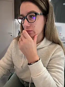 Snapshot of HotXMom chatting on January 24, 2025, 4:27 am HotXMom online show from January 24, 2025, 4:27 am