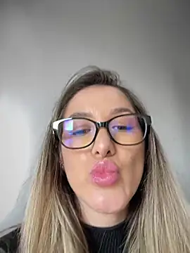 Snapshot of HotXMom chatting on January 28, 2025, 4:18 am HotXMom online show from January 28, 2025, 4:18 am