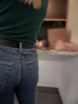 Snapshot of HotXMom chatting on January 31, 2025, 4:36 am HotXMom online show from January 31, 2025, 4:36 am