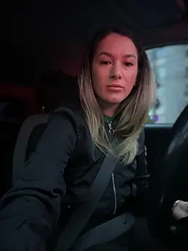 Snapshot of HotXMom chatting on March 13, 2025, 4:27 am HotXMom online show from March 13, 2025, 4:27 am