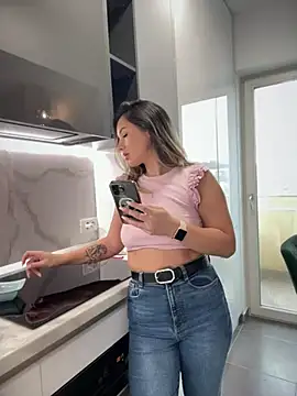 Snapshot of HotXMom chatting on March 17, 2025, 7:24 am HotXMom online show from March 17, 2025, 7:24 am