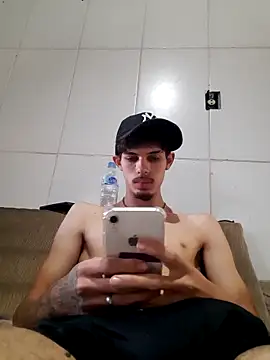 jaozinMg online show from November 11, 2025, 2:06 pm