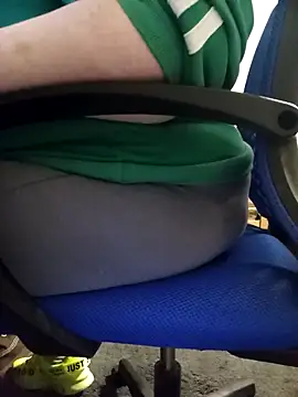 Snapshot of missthickness35_Pika chatting on March 3, 2025, 5:09 am missthickness35 Pika online show from March 3, 2025, 5:09 am