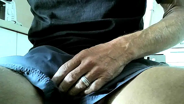 Snapshot of ewuich1 chatting on March 21, 2025, 3:57 pm ewuich1 online show from March 21, 2025, 3:57 pm