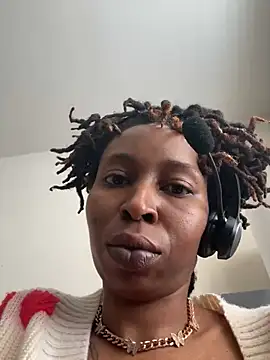 Snapshot of LeyaHoneybuns chatting on March 12, 2025, 4:35 pm LeyaHoneybuns online show from March 12, 2025, 4:35 pm