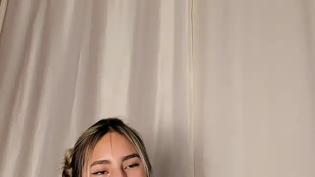 Snapshot of _Emma_Valka chatting on December 24, 2024, 1:27 am  Emma Valka online show from December 24, 2024, 1:27 am