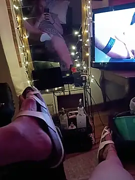 Dee-Lux Fux online show from November 18, 2025, 7:57 am