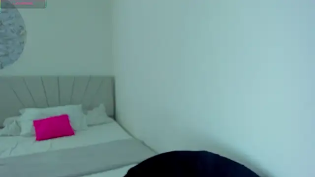 Snapshot of IsabelaVanegas_ chatting on October 27, 2025, 5:17 pm IsabelaVanegas  online show from October 27, 2025, 5:17 pm