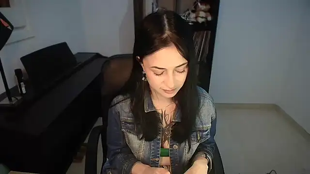 Snapshot of Windy_butterfly chatting on October 18, 2025, 5:35 pm Windy butterfly online show from October 18, 2025, 5:35 pm