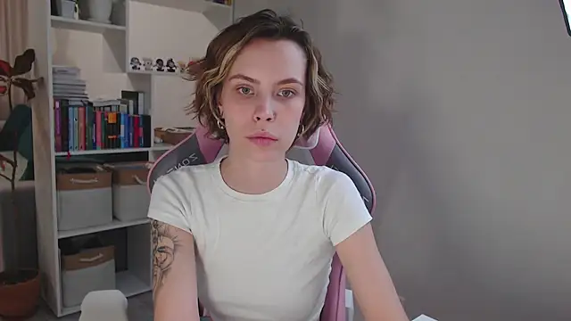 Snapshot of milly_ross chatting on December 22, 2024, 12:27 pm milly ross online show from December 22, 2024, 12:27 pm