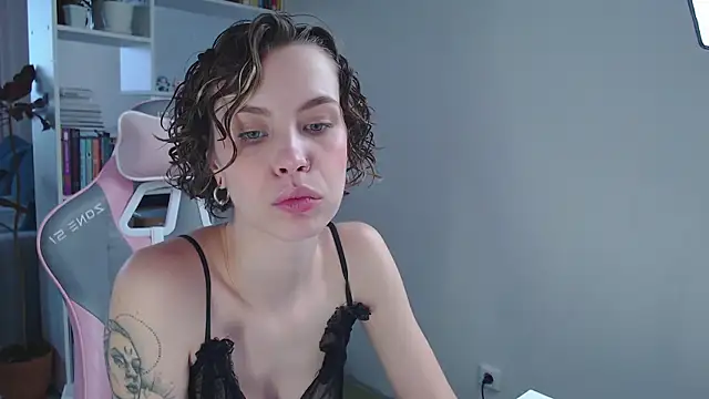 Snapshot of milly_ross chatting on December 23, 2024, 8:00 am milly ross online show from December 23, 2024, 8:00 am