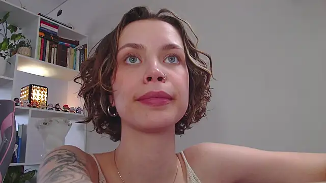 Snapshot of milly_ross chatting on February 15, 2025, 10:00 am milly ross online show from February 15, 2025, 10:00 am