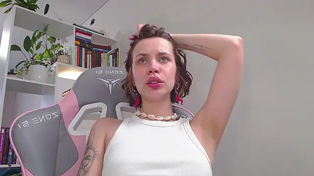 Snapshot of milly_ross chatting on February 16, 2025, 10:43 am milly ross online show from February 16, 2025, 10:43 am