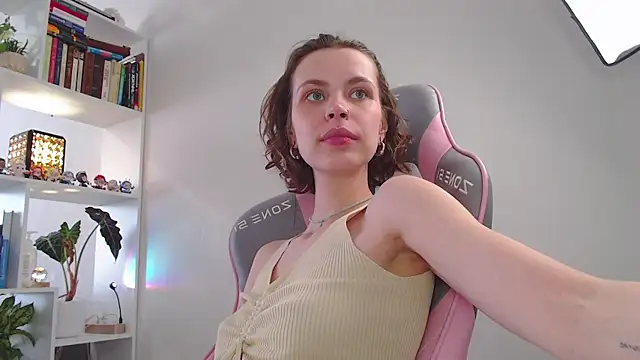 Snapshot of milly_ross chatting on February 24, 2025, 9:43 am milly ross online show from February 24, 2025, 9:43 am