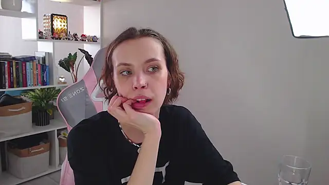 Snapshot of milly_ross chatting on February 25, 2025, 10:26 am milly ross online show from February 25, 2025, 10:26 am