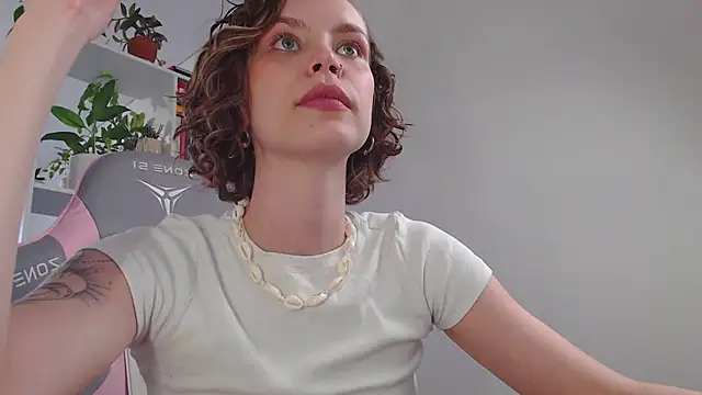 Snapshot of milly_ross chatting on March 20, 2025, 8:42 am milly ross online show from March 20, 2025, 8:42 am