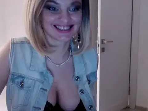 Snapshot of YourSweetJam chatting on January 24, 2025, 3:13 pm YourSweetJam online show from January 24, 2025, 3:13 pm