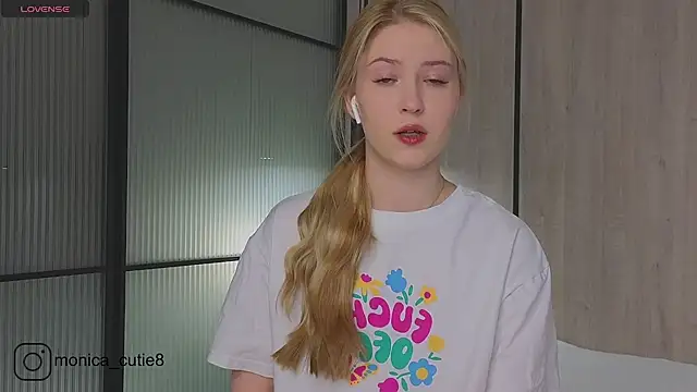 Snapshot of Monikacutie chatting on February 28, 2025, 4:10 am Monikacutie online show from February 28, 2025, 4:10 am