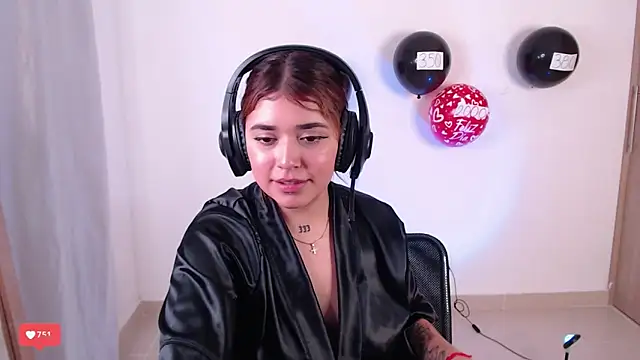Snapshot of JoselinFlower_ chatting on January 1, 2025, 12:32 am JoselinFlower  online show from January 1, 2025, 12:32 am