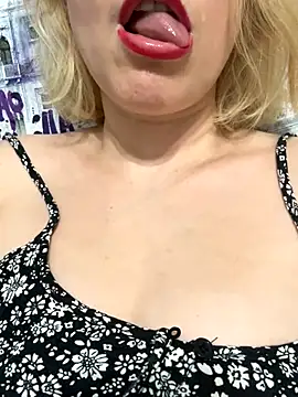 Snapshot of Yourdirtybitch chatting on October 17, 2025, 1:14 pm Yourdirtybitch online show from October 17, 2025, 1:14 pm