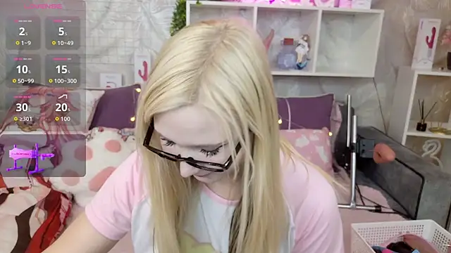 Snapshot of MeowkaKitty chatting on October 18, 2025, 1:30 am MeowkaKitty online show from October 18, 2025, 1:30 am