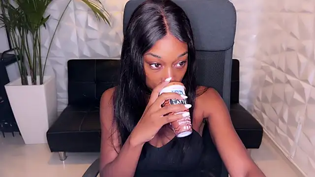 Snapshot of smileybabe chatting on December 13, 2024, 5:38 am smileybabe online show from December 13, 2024, 5:38 am