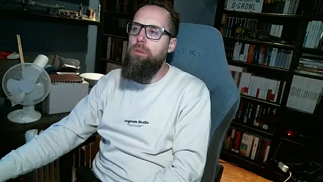 Snapshot of MeSteff chatting on December 13, 2024, 11:39 pm MeSteff online show from December 13, 2024, 11:39 pm