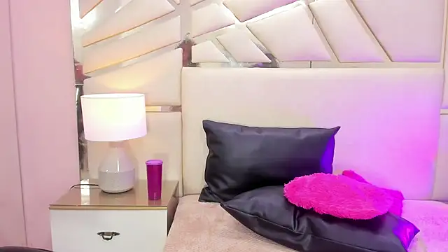 Snapshot of AlanaJones1 chatting on January 22, 2025, 2:46 pm AlanaJones1 online show from January 22, 2025, 2:46 pm