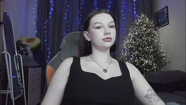 Snapshot of Emmy_m00n chatting on December 19, 2024, 2:34 am Emmy m00n online show from December 19, 2024, 2:34 am