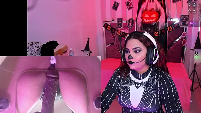 Snapshot of PetiteSophie_ chatting on October 19, 2025, 7:47 pm PetiteSophie  online show from October 19, 2025, 7:47 pm