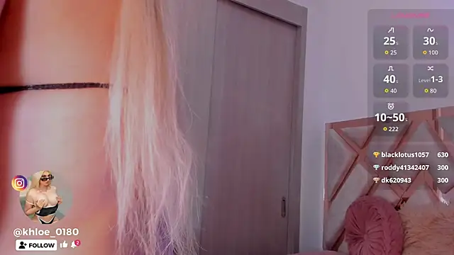 Snapshot of khloe__018 chatting on October 18, 2025, 11:33 am khloe  018 online show from October 18, 2025, 11:33 am