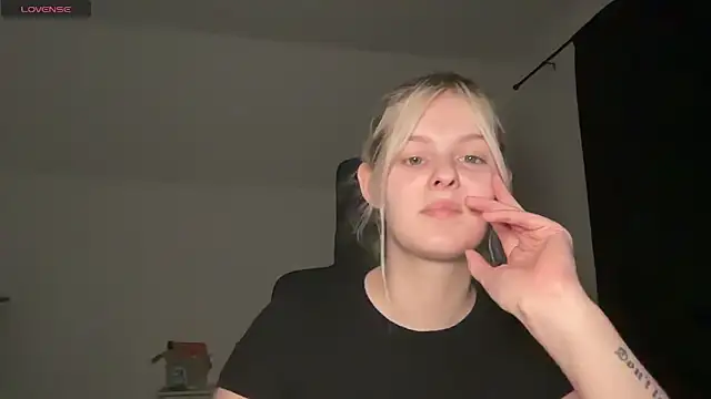 Snapshot of Allylove03 chatting on September 24, 2025, 5:27 pm Allylove03 online show from September 24, 2025, 5:27 pm