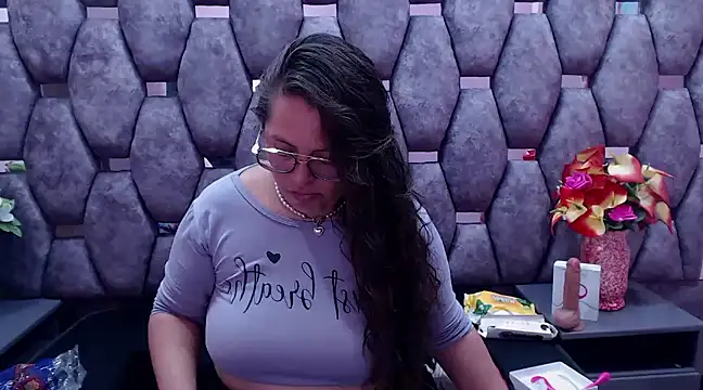 Snapshot of SaraThomso chatting on December 15, 2024, 3:02 am SaraThomso online show from December 15, 2024, 3:02 am