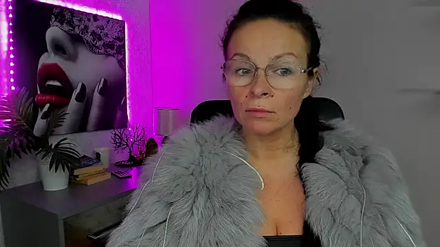 HelenLuxx online show from October 2, 2025, 5:47 am