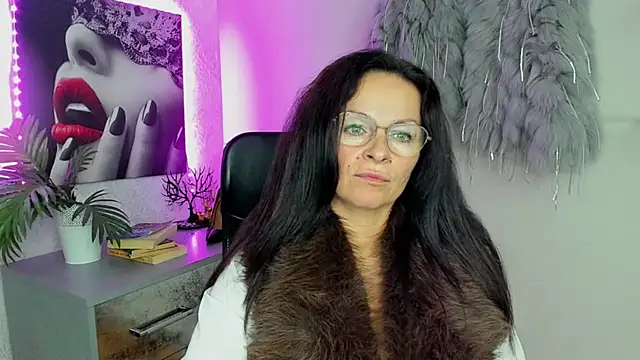 HelenLuxx online show from October 6, 2025, 6:49 pm