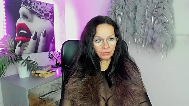 HelenLuxx online show from October 7, 2025, 7:05 am