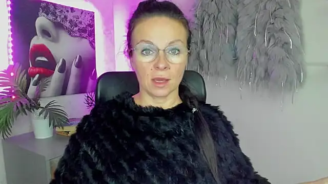 HelenLuxx online show from October 9, 2025, 5:44 pm