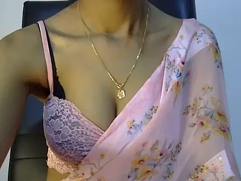 Snapshot of lola-__ chatting on December 12, 2024, 2:44 pm lola- online show from December 12, 2024, 2:44 pm